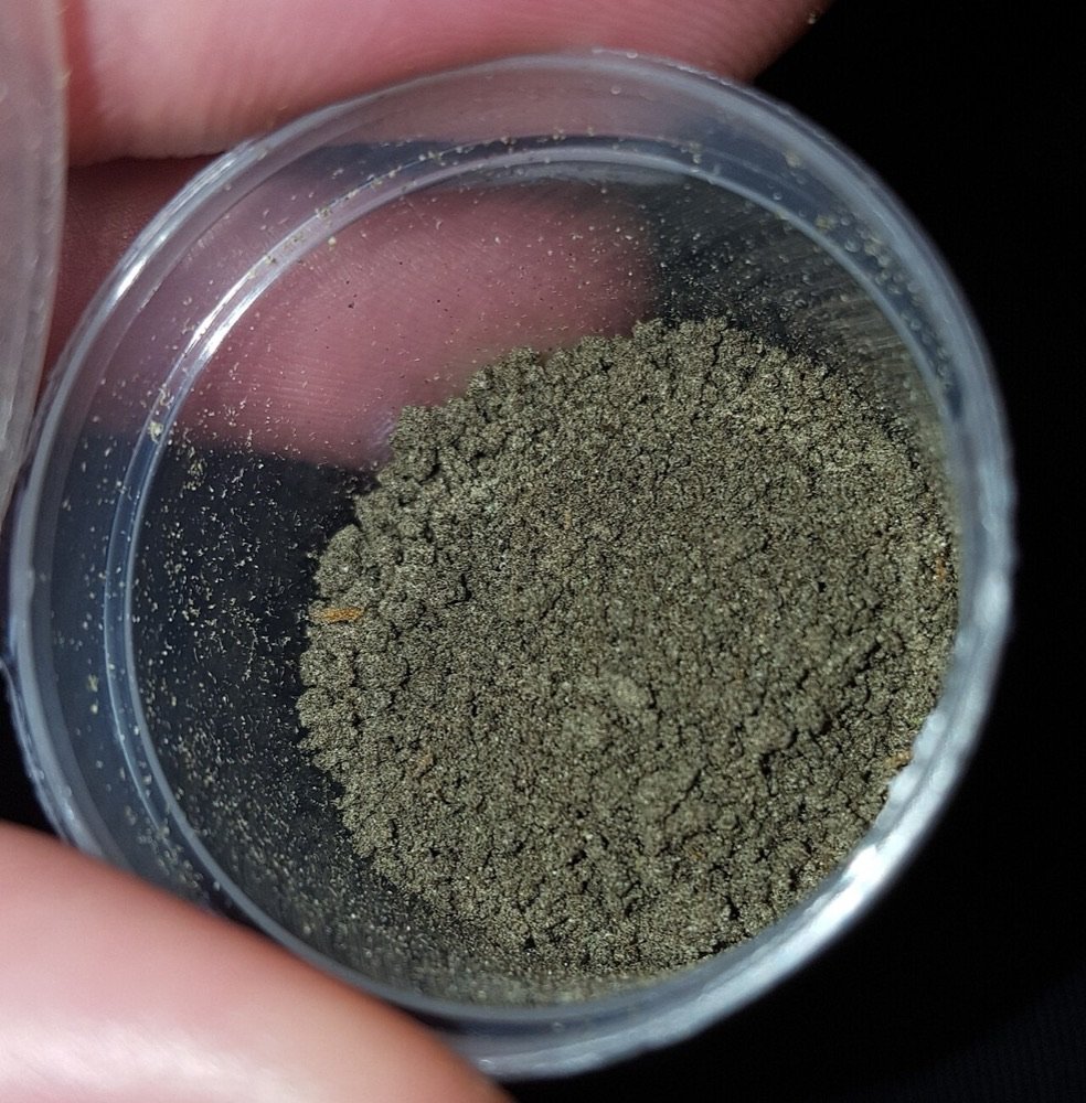 Hashish con acqua e ghiaccio secco (bubble hash) in un barattolo, il materiale di partenza per la colofonia senza solventi