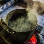È DMT legale: un bricco di ayahuasca, un tè contenente DMT, preparato su un fuoco aperto